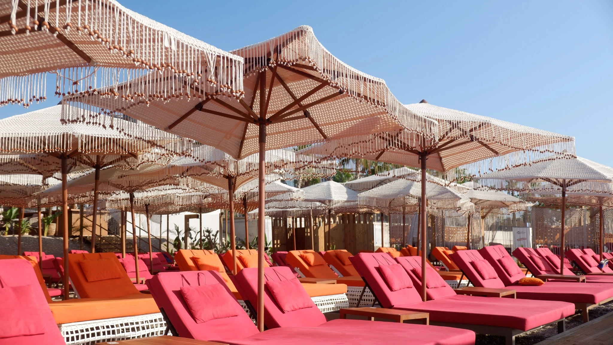 Beachclubs op Ibiza: dè 5 beste hotspots voor je girls trip