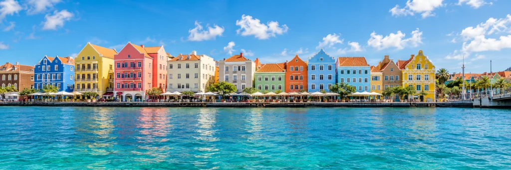 Kleurrijke gebouwen aan het water in Willemstad op Curaçao.