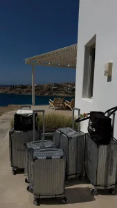 grijze koffers van drie dames op girls trip  